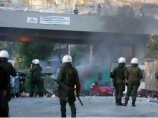 Φωτογραφία για Πετροπόλεμος και δακρυγόνα στη «Δωδώνη»