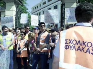 Φωτογραφία για Δήμος Ήλιδας: Παρέλαβαν το χαρτί κατάργησης των θέσεων τους οι 12 σχολικοί φύλακες