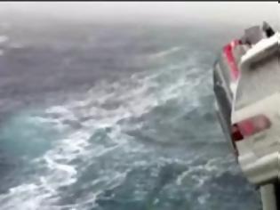 Φωτογραφία για Το χειρότερο πλοίο - Η κακοκαιρία έριξε 52 αυτοκίνητα στη θάλασσα - Δείτε το video