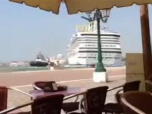 Φωτογραφία για Βενετία: Κρουαζιερόπλοιο πλησίασε πολύ κοντά στην ακτή σπέρνοντας τον πανικό