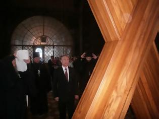 Φωτογραφία για O Βλαντιμίρ Πούτιν προσκυνά τον Σταυρό του Aγίου Ανδρέα - Δείτε φωτο