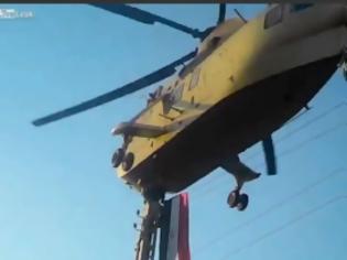 Φωτογραφία για Το ελικόπτερο πέρασε ξυστά από το κεφάλι του (video)