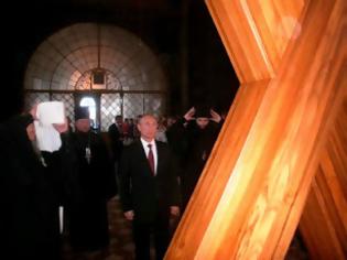 Φωτογραφία για Πρόεδρος της Ρωσίας Βλαντιμίρ Πούτιν προσκυνά τον Σταυρό του Πολιούχου της Πάτρας [Video]