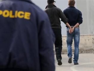 Φωτογραφία για Πάτρα: Συνελήφθησαν 13 Έλληνες κι Αλβανοί για διακίνηση όπλων και ναρκωτικών - Οι 4 βρίσκονται ήδη έγκλειστοι σε φυλακές
