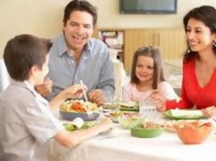 Φωτογραφία για Υγεία: Τα παιδιά που τρώνε σε οικογενειακό τραπέζι αποκτούν αυτοπεποίθηση