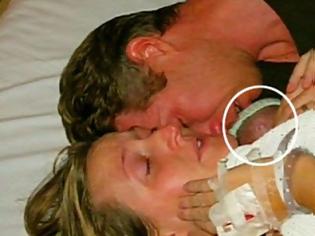 Φωτογραφία για Συγκλονιστικό: Της είπαν ότι το παιδί της γεννήθηκε νεκρό κι εκείνη το ανέστησε [Video]