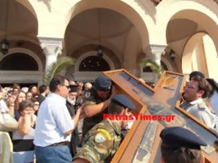 Φωτογραφία για Πάτρα: Επέστρεψε στο σπίτι του ο Σταυρός του Πολιούχου Αποστόλου Ανδρέα - Συγκινητική υποδοχή από πιστούς [Photo & Video]