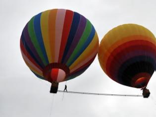 Φωτογραφία για Περπάτησε στον αέρα ανάμεσα σε δύο αερόστατα!
