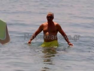 Φωτογραφία για Η βουτιά του πρώην υπουργού κ. Κουβέλη στη παραλία του Αντιρρίου…