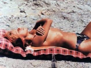 Φωτογραφία για H 40χρονη Αλίκη Βουγιουκλάκη τοπλες στην παραλία - Δείτε φωτο