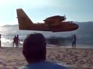 Φωτογραφία για Απίστευτο βίντεο κάνει τον γύρο του κόσμου - Καναντέρ κάνει ανεφοδιασμό πάνω από παραλία κυριολεκτικά