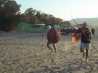 Φωτογραφία για Όταν μέλη της Χρυσής Aυγής παίζουν... τους Σπαρτιάτες στην παραλία - Δείτε φωτο