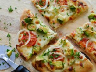 Φωτογραφία για H συνταγή της ημέρας: Καλοκαιρινή πίτσα με μοτσαρέλα και αβοκάντο