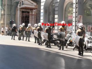 Φωτογραφία για Πάτρα-τώρα: Συγκέντρωση συμπαράστασης στους «πέντε» στα δικαστήρια - Αντεγκλήσεις με τα ΜΑΤ