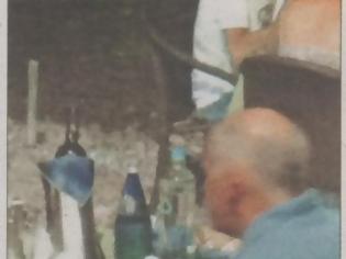 Φωτογραφία για Ανέμελος Παπανδρέου με αστακούς και κρασί και εσύ Έλληνα συνέχισε να ψάχνεις για φαγητό στα σκουπίδια!!!