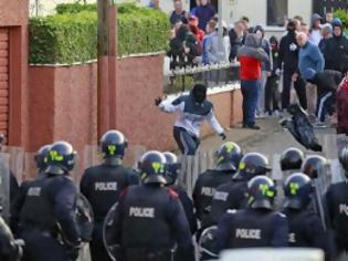 Φωτογραφία για Τουλάχιστον 26 αστυνομικοί τραυματίστηκαν σε επεισόδια στο Μπέλφαστ