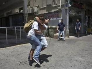 Φωτογραφία για Το είδαμε και αυτό....Ελληνίδα «αρπάχτηκε» με Πακιστανό για μια θέση στα φανάρια