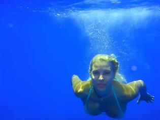Φωτογραφία για Οι sexy υποβρύχιες φωτογραφίες της Ελένης Μενεγάκη!