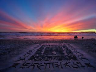Φωτογραφία για Εκπληκτική καλλιγραφία στην άμμο!