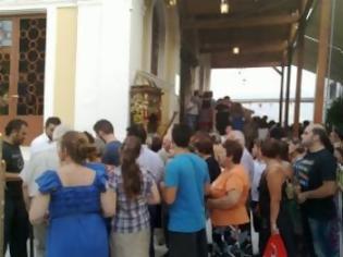 Φωτογραφία για Πάτρα: Aνεβαίνουν ξυπόλητοι για να προσκυνήσουν την θαυματουργή εικόνα της Παναγίας της Γηροκομίτισσας - Δείτε φωτο