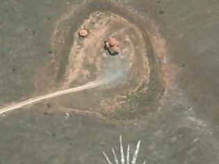 Φωτογραφία για Ο σχηματισμένος με ασβεστωμένες πέτρες Ήλιος της Βεργίνας σε περιοχή κοντά στο Μαυροδένδρι – Η εντυπωσιακή δορυφορική απεικόνισή του στους χάρτες της Google