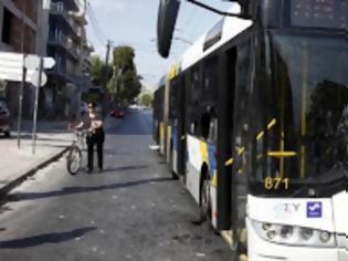 Φωτογραφία για Οργή για το χαμό του 19χρονου: «Το αίμα κυλάει, εκδίκηση ζητάει» φώναζαν στην κηδεία