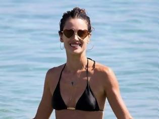 Φωτογραφία για H Alessandra Ambrosio χαμογελά στους θαυμαστές της