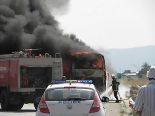 Φωτογραφία για ΣΥΜΒΑΙΝΕΙ ΤΩΡΑ: Φωτιά στην Εγνατία σε λεωφορείο του ΚΤΕΛ