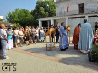 Φωτογραφία για Πρεμετή: Λειτουργία στον προαύλιο χώρο, απτόητοι πιστοί και ιερείς