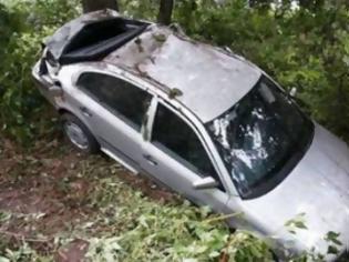 Φωτογραφία για Tραγωδία λίγο πριν την Βόνιτσα - Αυτοκίνητο έπεσε σε χαράδρα