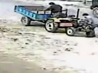Φωτογραφία για Δύο άντρες κι ένα τρακτέρ σε μία ξεκαρδιστική γκάφα! [video]