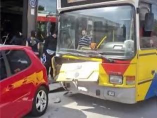 Φωτογραφία για Θεσσαλονίκη: Ι.Χ. έπεσε σε στάση λεωφορείου - ένας νεκρός