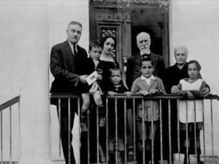 Φωτογραφία για Aπίστευτη ΦΩΤΟΓΡΑΦΙΑ του Κων. Μητσοτάκη στο ίδιο μπαλκόνι 86 χρόνια μετά!