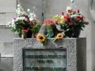Φωτογραφία για Γιατί ο τάφος του Τζιμ Μόρισον έχει ελληνική επιγραφή