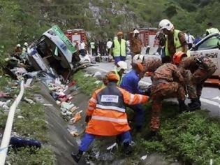 Φωτογραφία για Νεκροί 37 άνθρωποι από δυστύχημα με λεωφορείο στη Μαλαισία