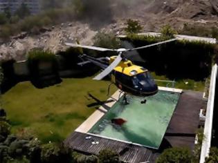 Φωτογραφία για (Video) Ελικόπτερο κλέβει νερό από πισίνα