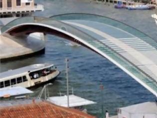 Φωτογραφία για Ράγισε το γυαλί για τον Καλατράβα – Οι Ιταλοί ζητούν αποζημίωση 3,8 εκατ. ευρώ για τη γέφυρα της Βενετίας