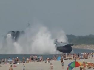 Φωτογραφία για Τρόμος στη θάλασσα: Χόβερκραφτ έκανε απόβαση σε παραλία γεμάτη κόσμο [video]