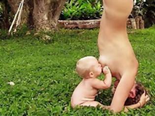 Φωτογραφία για Η φωτογραφία «δεν υπάρχει»: Θηλάζει το μωρό της ενώ κάνει γιόγκα!