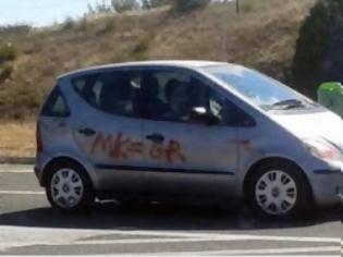Φωτογραφία για Κάνουν γκράφιτι στα αυτοκίνητα των Σκοπιανών που μπαίνουν στην Ελλάδα με πινακίδες ΜΚ