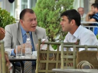 Φωτογραφία για Σε... καφενείο... συναντήθηκε ο πρόξενος της Ελλάδας στην Αλβανία Ν. Κοτροκόης με το δήμαρχο Πρεμετής... Με τέτοια σοβαρότητα αντιμετωπίζει η Ελληνική πλευρά το θέμα...