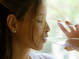 Φωτογραφία για Υγεία: Γιατί πρέπει να πίνουμε το πρωί χλιαρό νερό με λεμόνι;