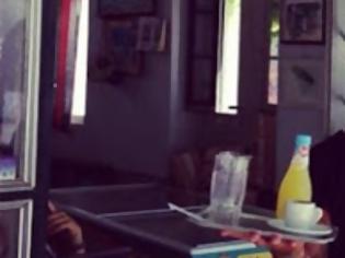 Φωτογραφία για O Λάκης Γαβαλάς στη «νέα του δουλειά»: Σερβίρει λεμονάδες σε καφενείο