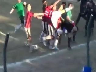 Φωτογραφία για Βίντεο: Απίστευτη κλοτσιά ποδοσφαιριστή σε διαιτητή!