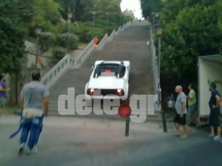Φωτογραφία για Πάτρα: Αυτοκίνητο ανεβαίνει τις σκάλες της Αγίου Νικολάου - Βίντεο