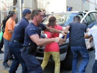 Φωτογραφία για Κρήτη: Eικόνες από το λιντσάρισμα στα δικαστήρια για το βιασμό - Προφυλακίστηκαν οι δύο