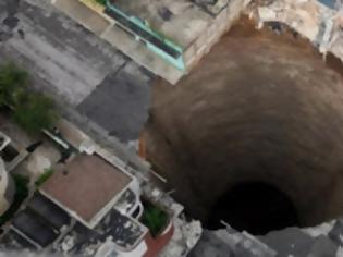 Φωτογραφία για Tι συμβαίνει με τις μυστηριώδεις «τρύπες» που καταπίνουν ολόκληρα οικοδομικά τετράγωνα σε όλο τον κόσμο;