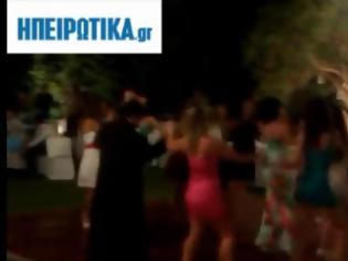 Φωτογραφία για Ιερέας χορεύει «Δε σου κάνω τον Άγιο» [Video]