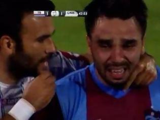 Φωτογραφία για Ποδοσφαιριστής έβαλε τα κλάματα σε αγώνα (video)