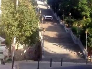Φωτογραφία για Πάτρα: Γκάζωσε και τα κατάφερε - Ανέβηκε με αυτοκίνητο τα σκαλιά της Aγίου Νικολάου!